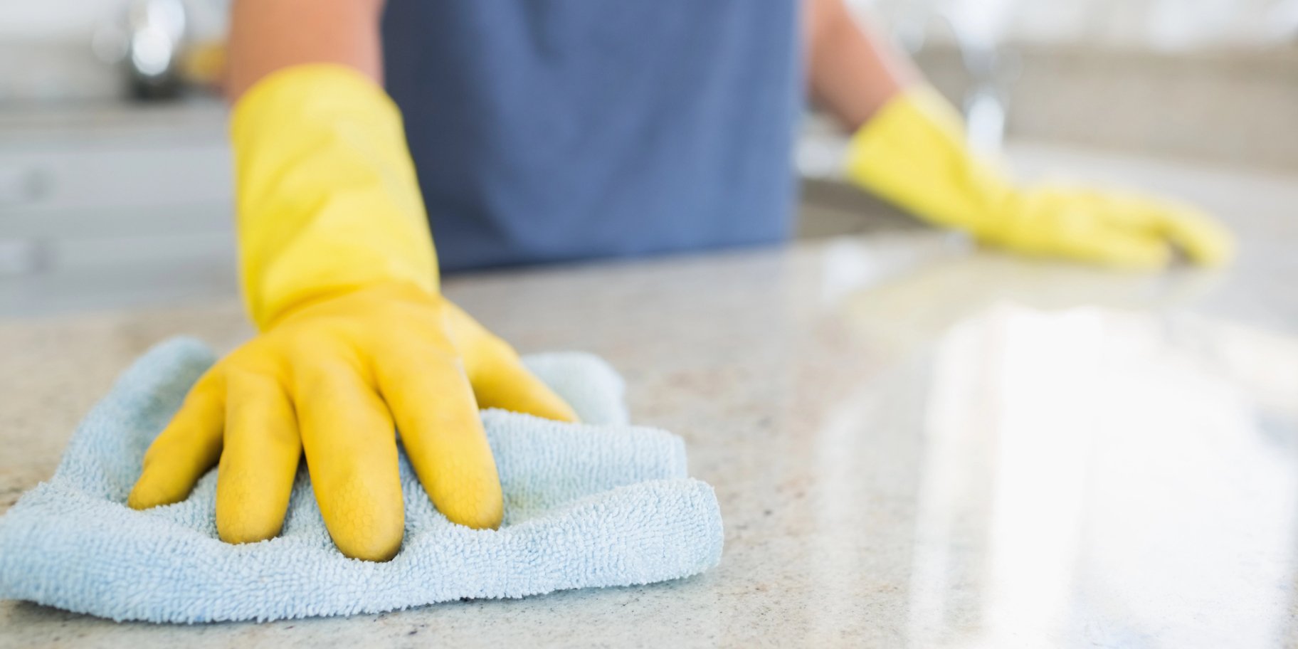 Як швидко позбутися плям від посуду на столі