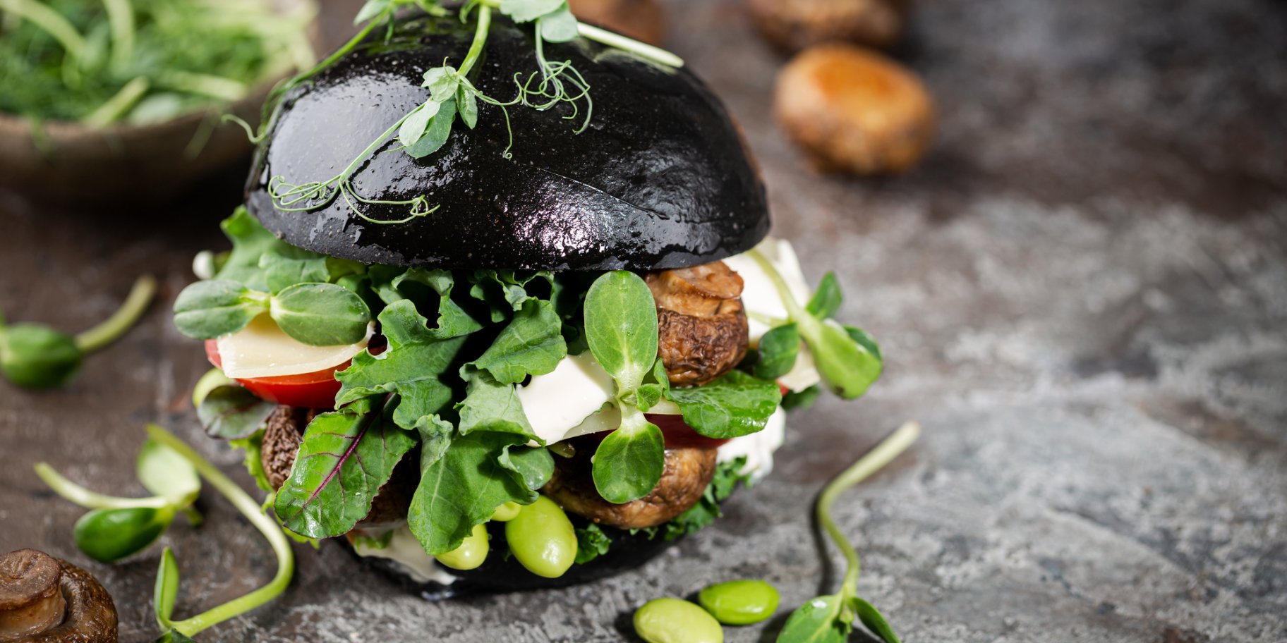 бургер з чорною булочкою