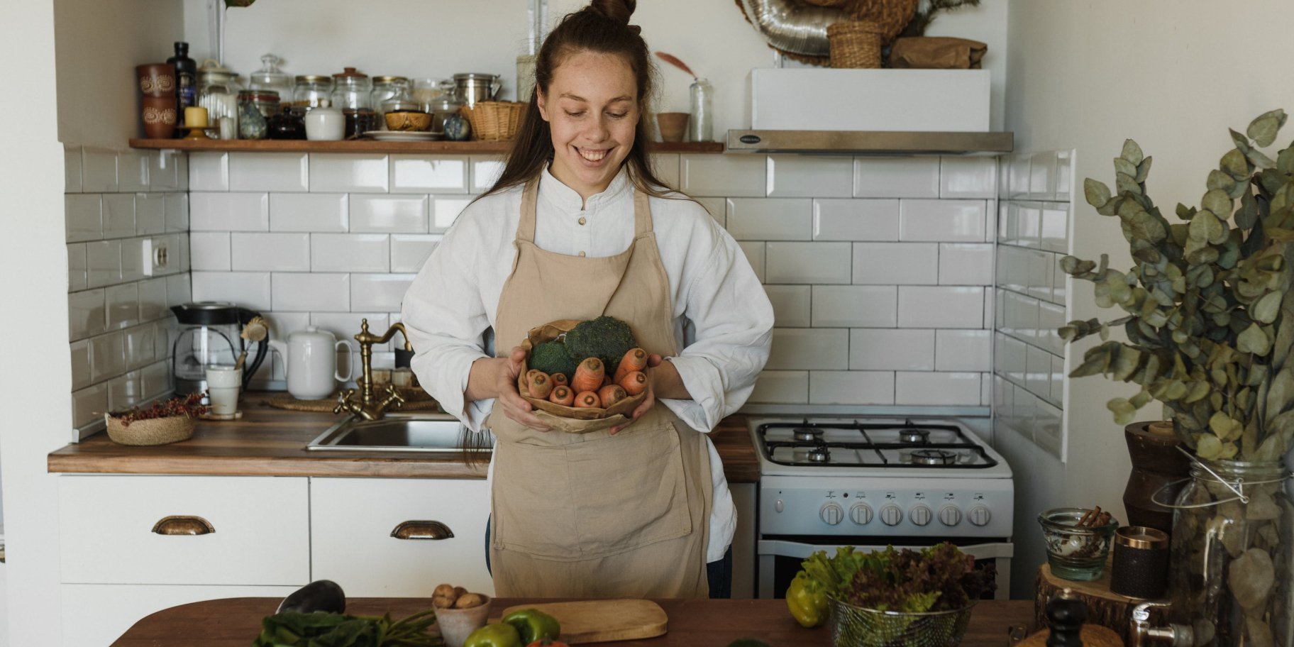 Девушка готовит овощи