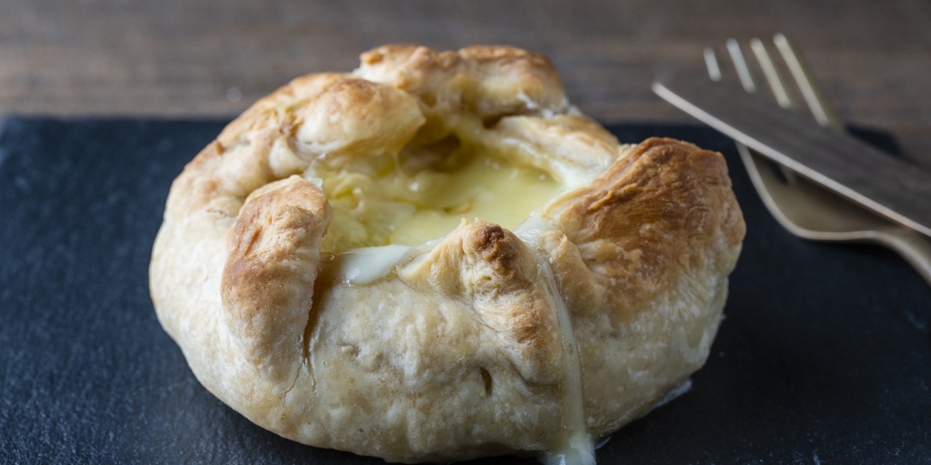 Сир брі в листковому тісті