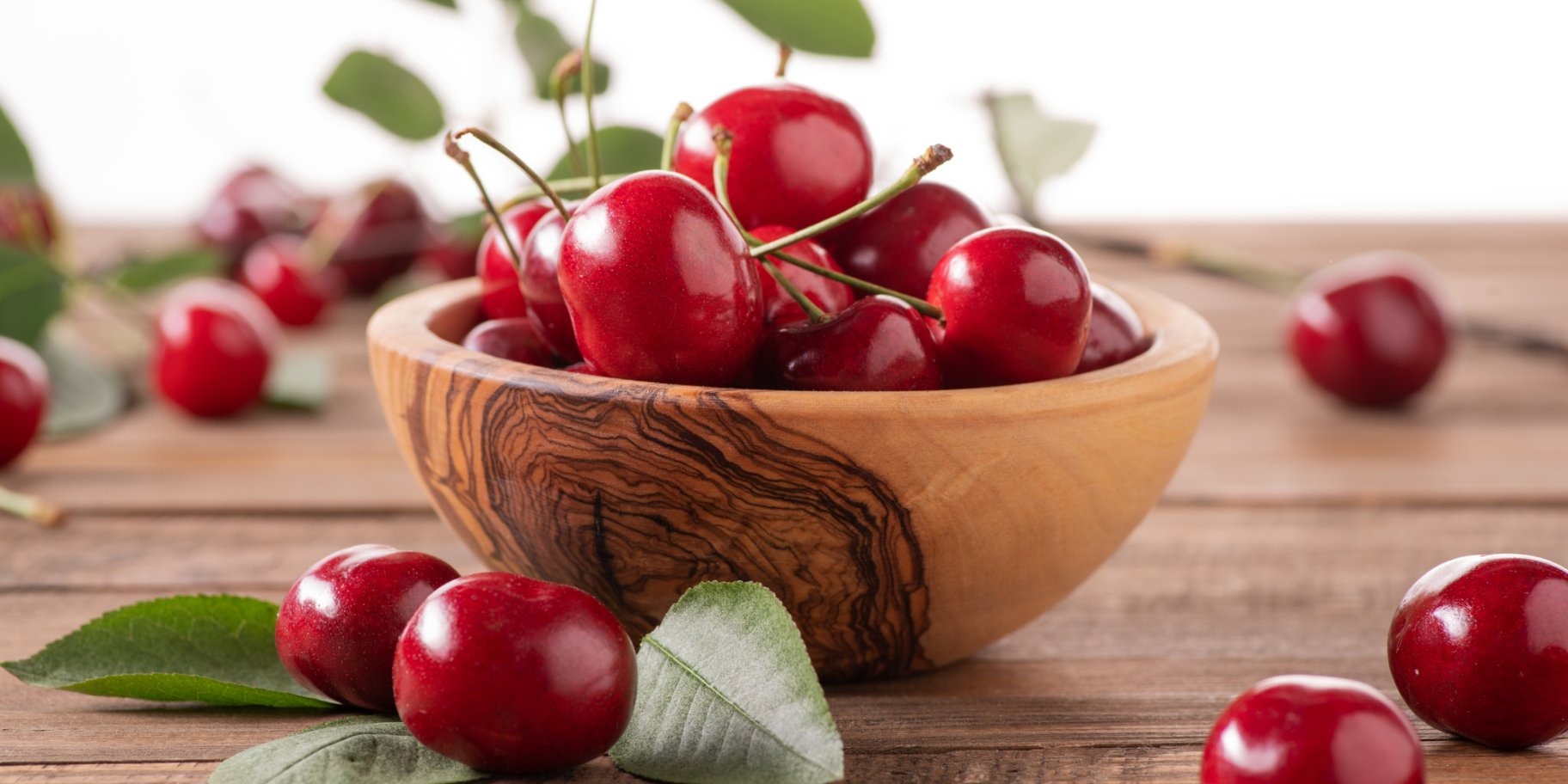 Вишні в дерев'яній мисці