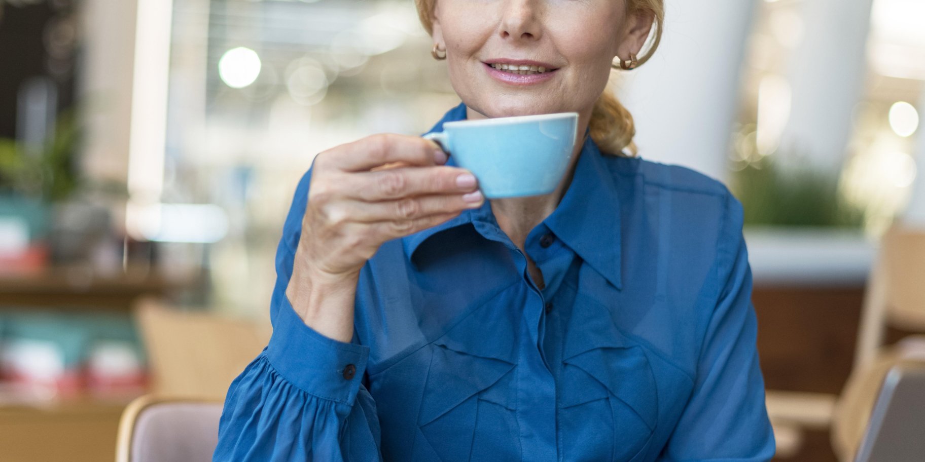 Жінка п'є каву