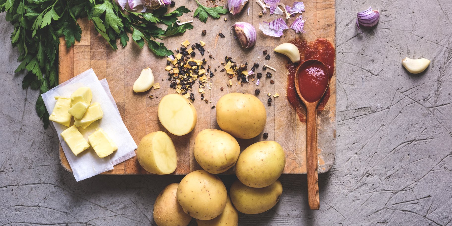 Картопля, часник, обробна дошка