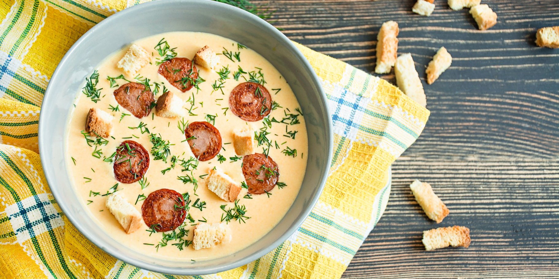 Суп з картоплею, ковбасками та яйцями