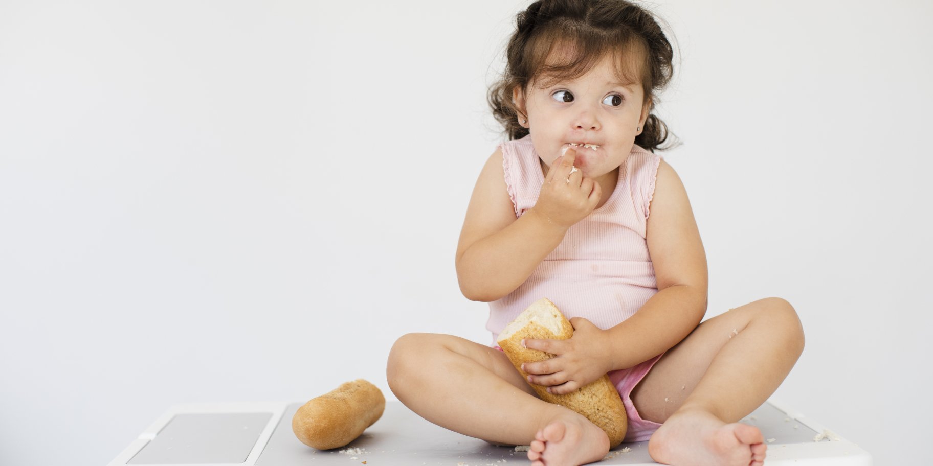 дитина їсть хліб