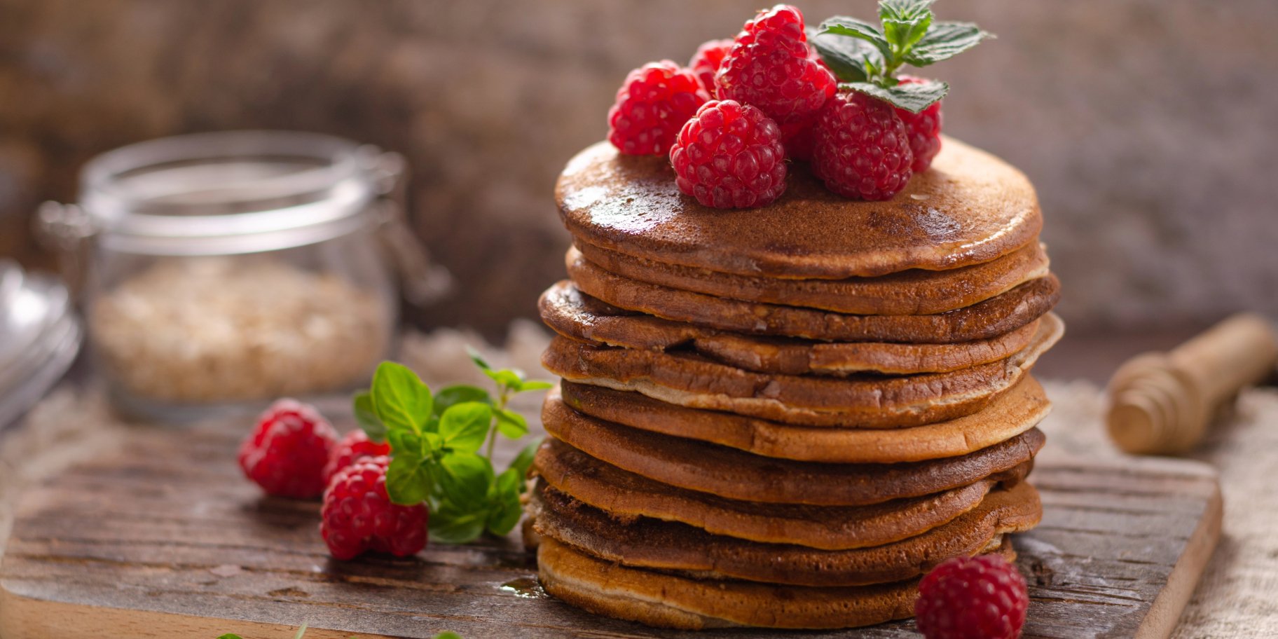 Вівсяні млинці з малиною та медом