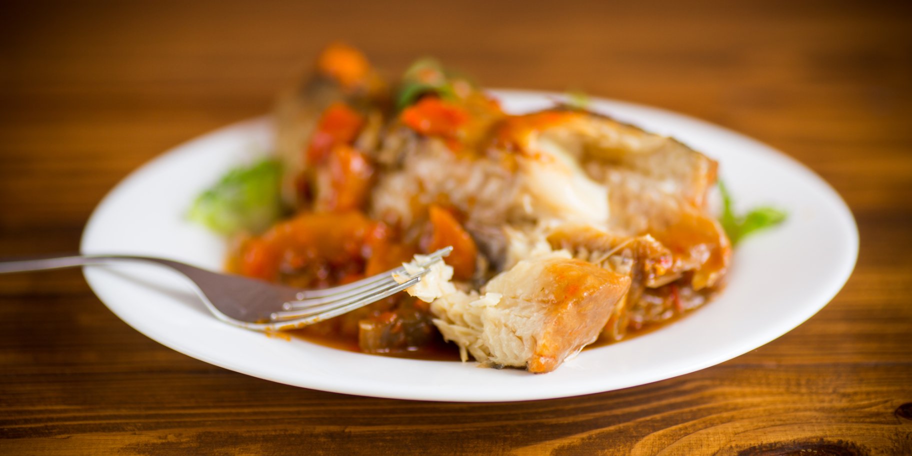 Тушкована риба з овочами