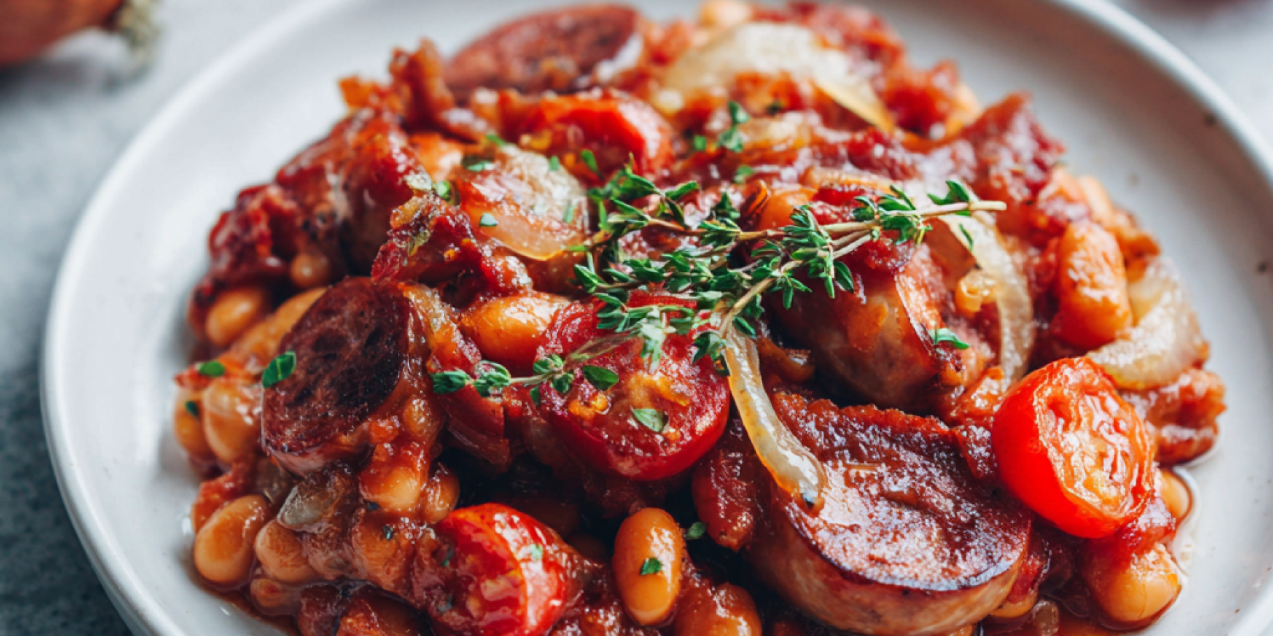 Квасоля з ковбасками й беконом