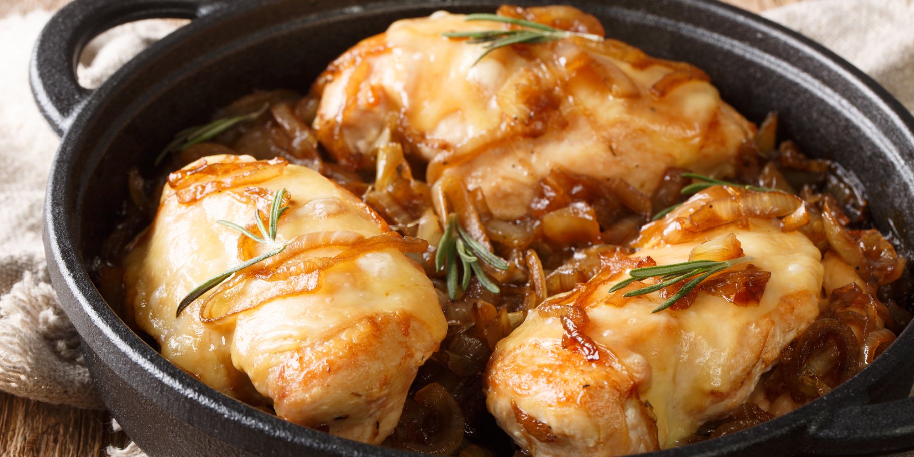 Курка з цибулею на сковороді