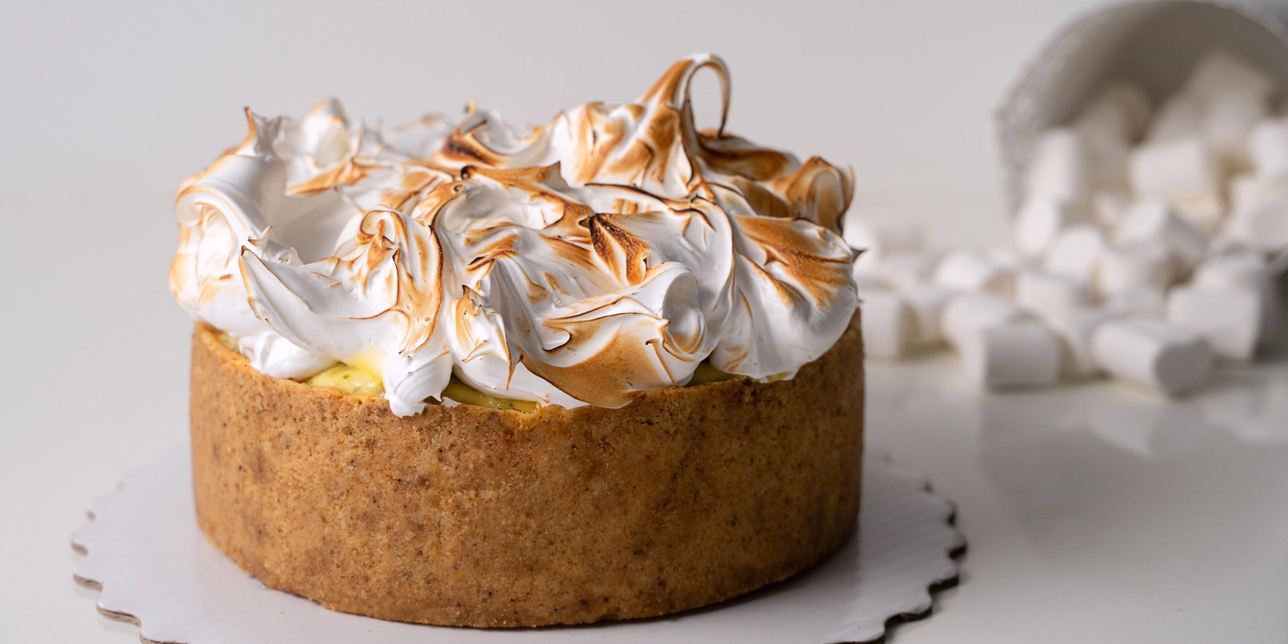 Паска з білковим декором