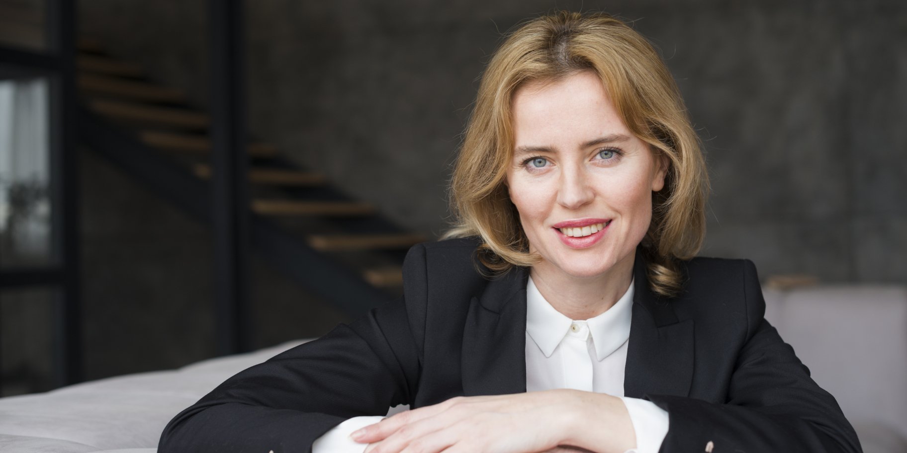 Жінка на дивані