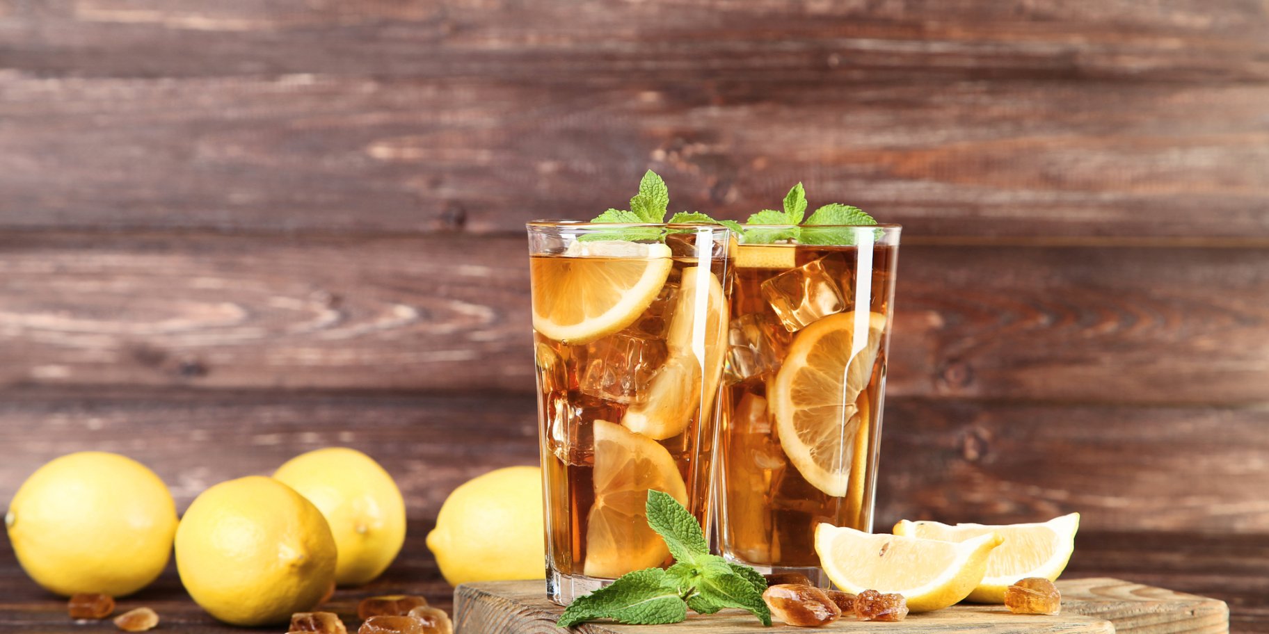 Лимонад з кубиками замороженого чаю