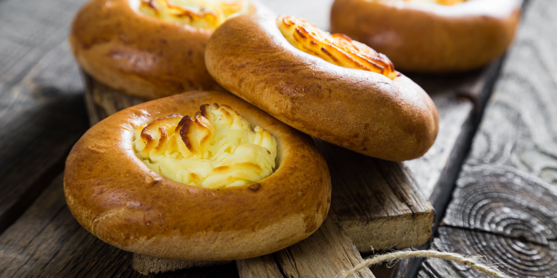 Ватрушки с кисломолочным сыром и изюмом