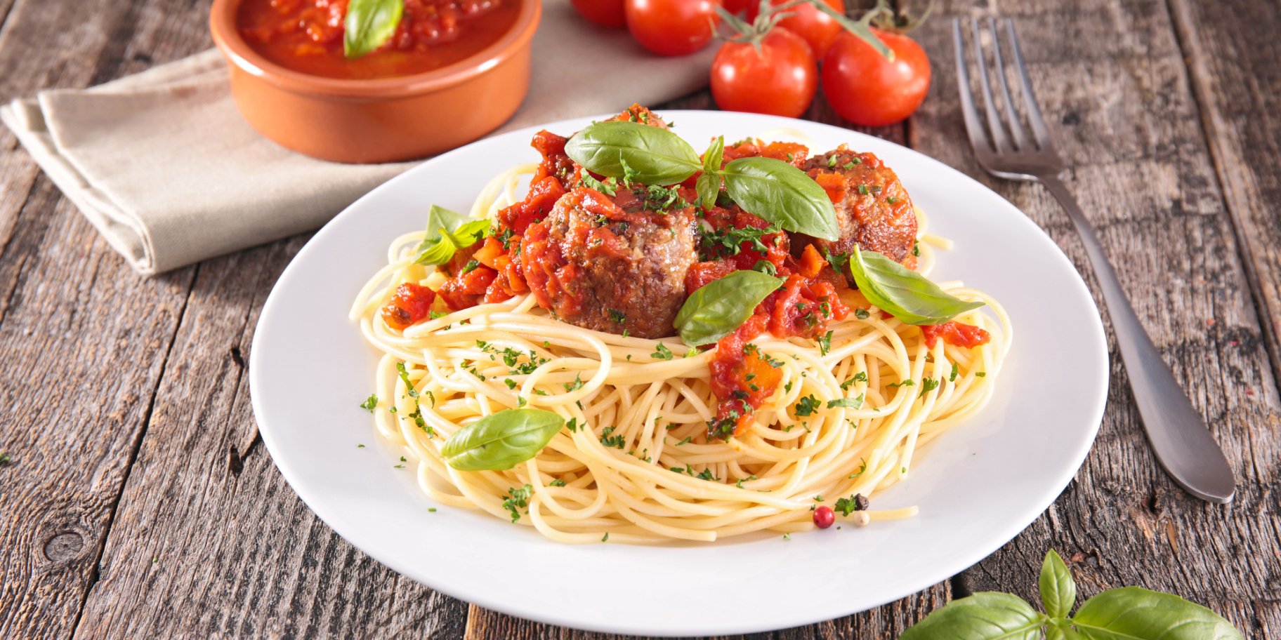 спагеті з мітболами з яловичини