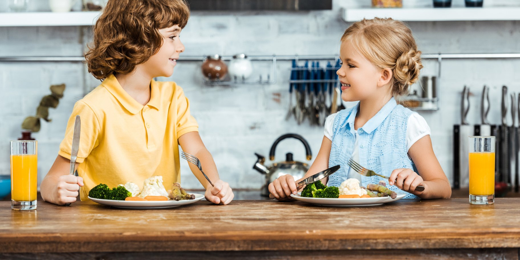 Діти обідають