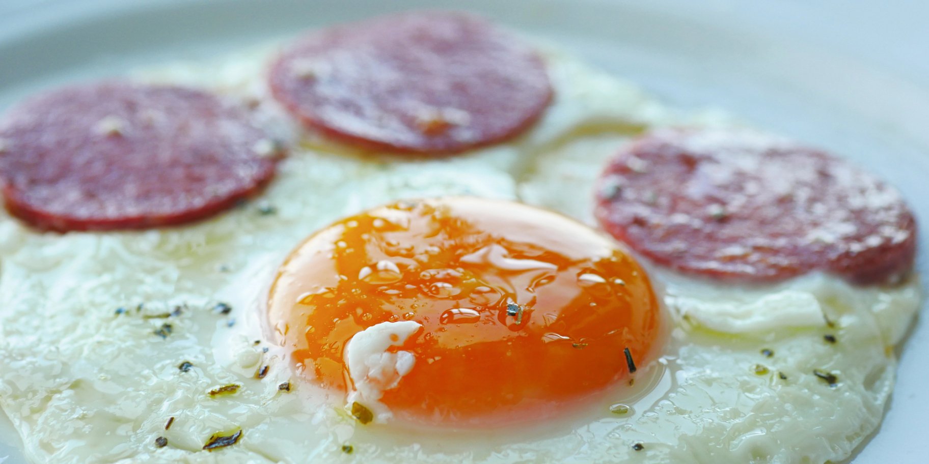 Яєчня з ковбасою