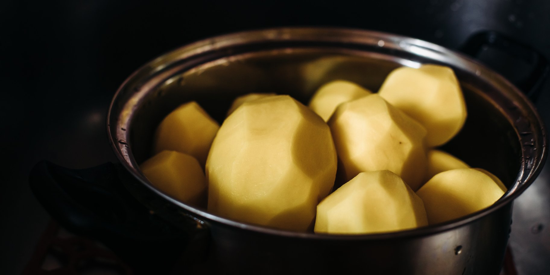 Очищенный картофель в кастрюле