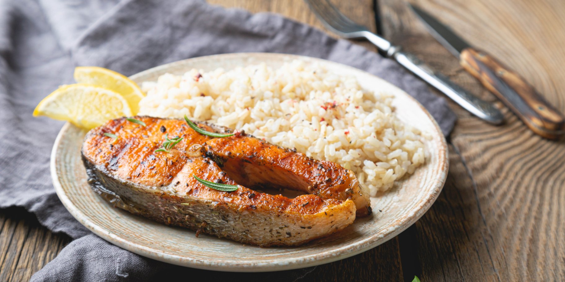 Маринований стейк із сьомги на сковороді