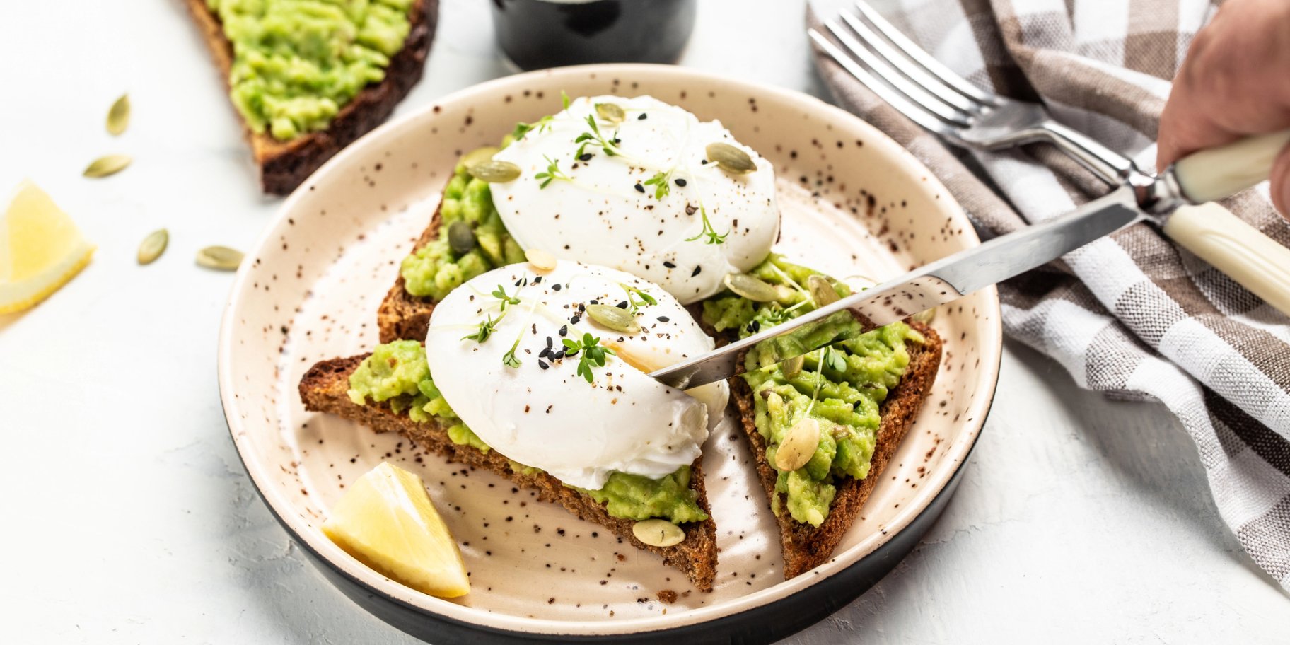 Тост з авокадо і яйцем