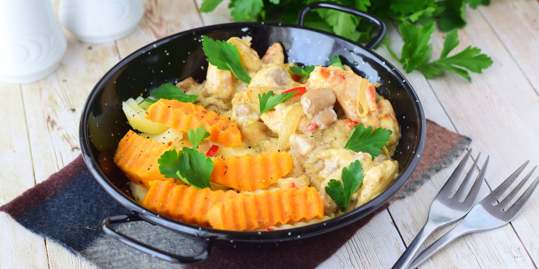 Запечений батат з куркою та овочами