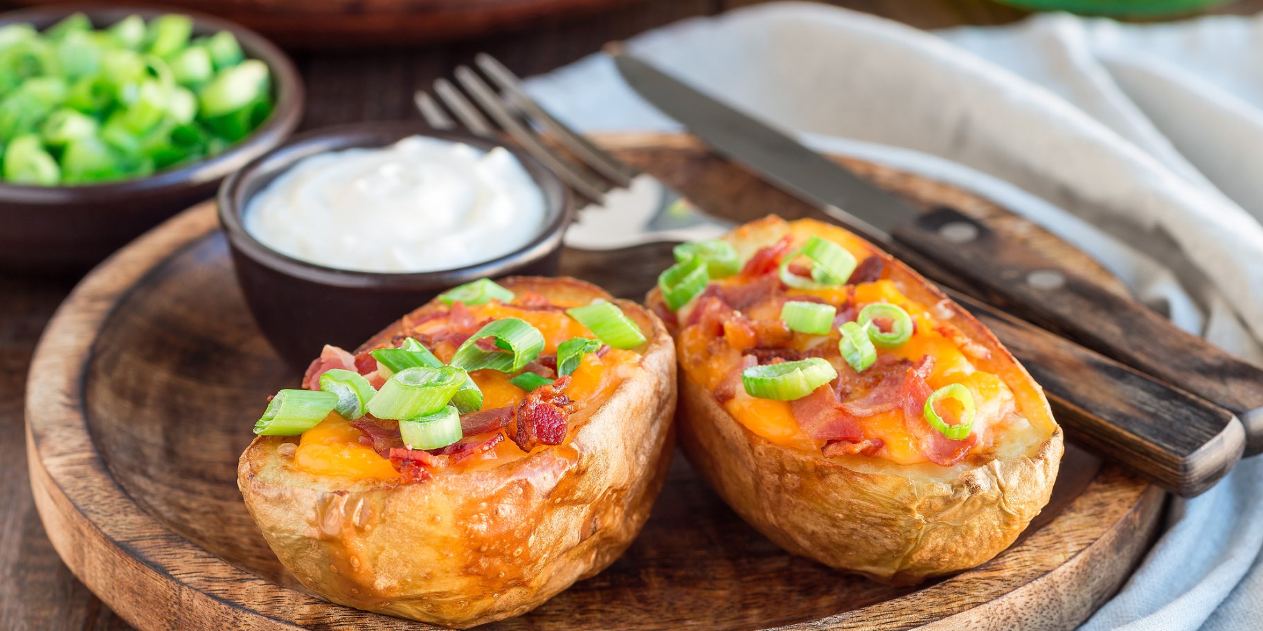 Запечена картопля з соусом із сметани