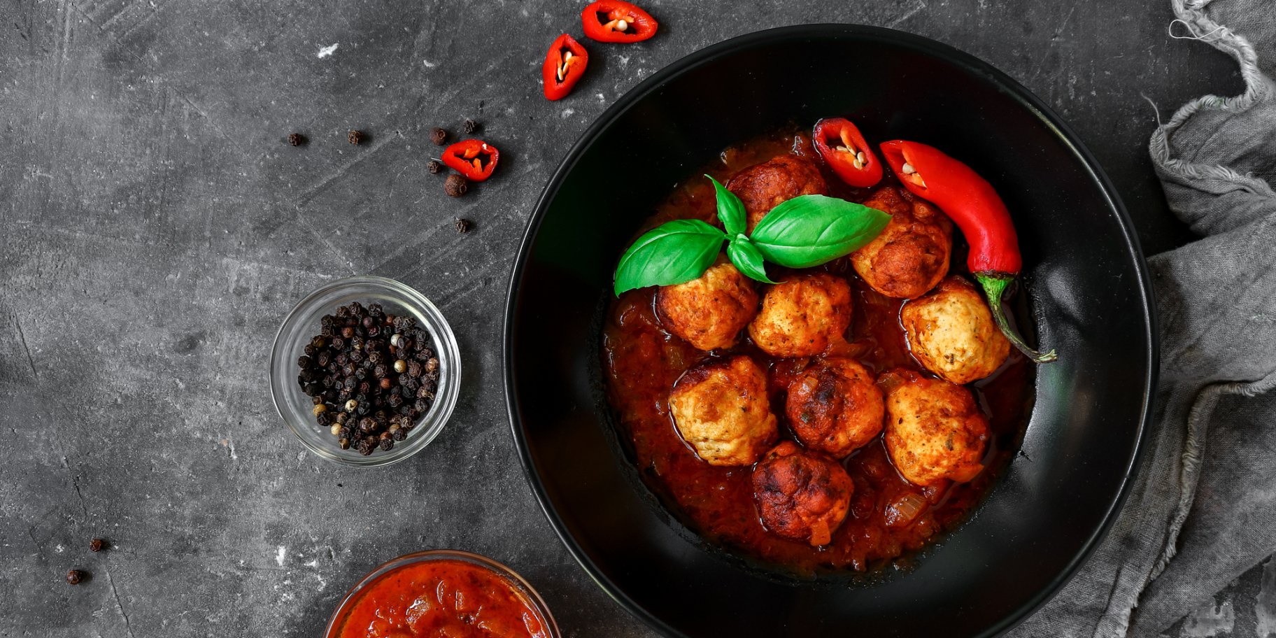 Фрикадельки из цукини в томатной подливке: бюджетно и вкусно