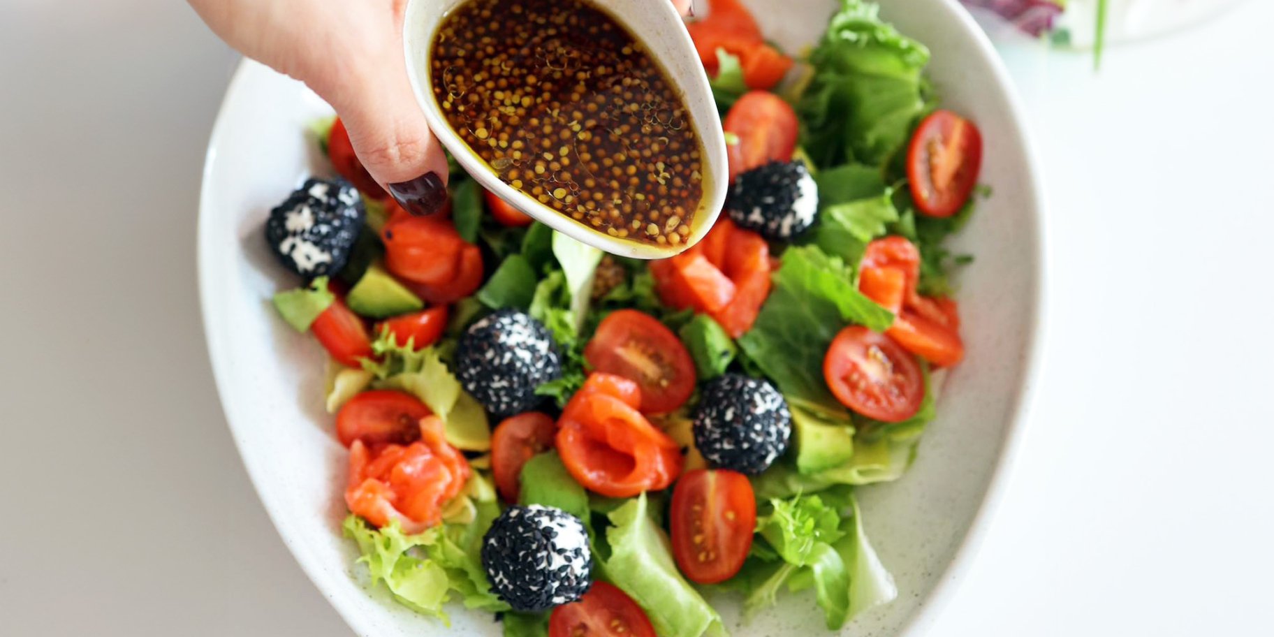 салат із червоною рибою, авокадо і чері