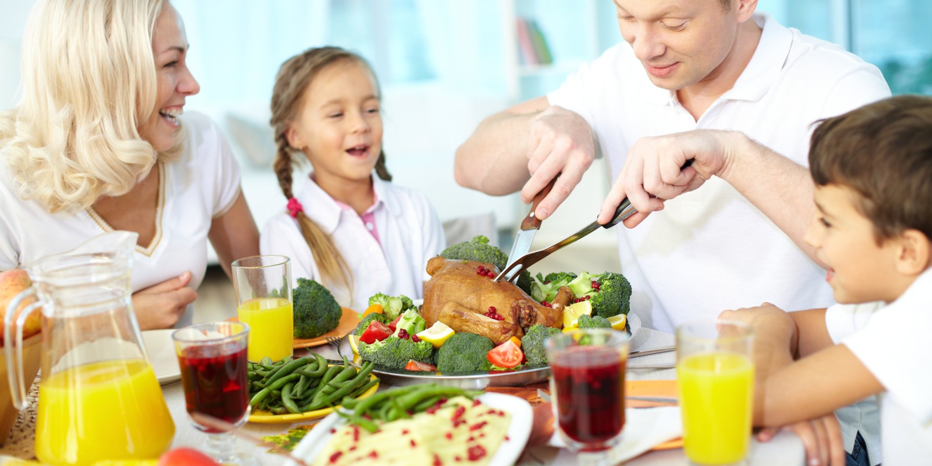 Семья обедает