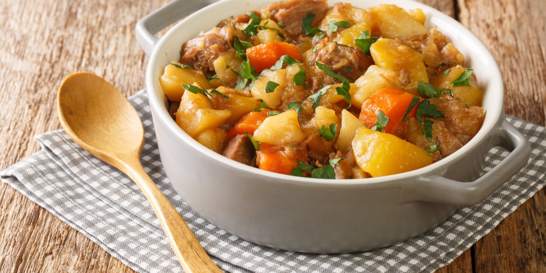 Тушкована молода картопля з м’ясом