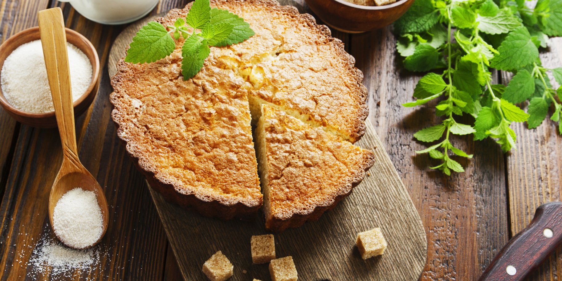 Манний пиріг з фініками і горіхами