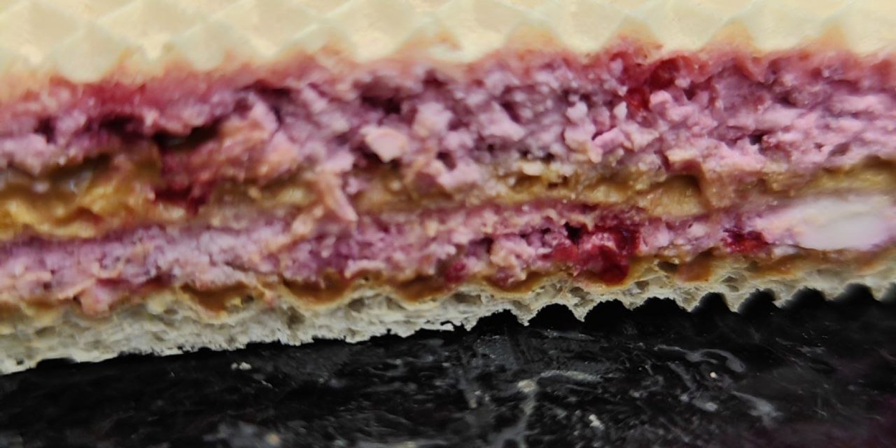 Вафельний торт з сиром і малиною