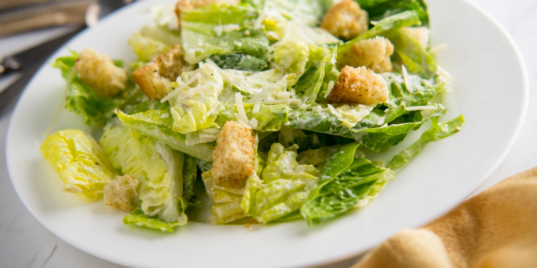 Зелений салат з грінками