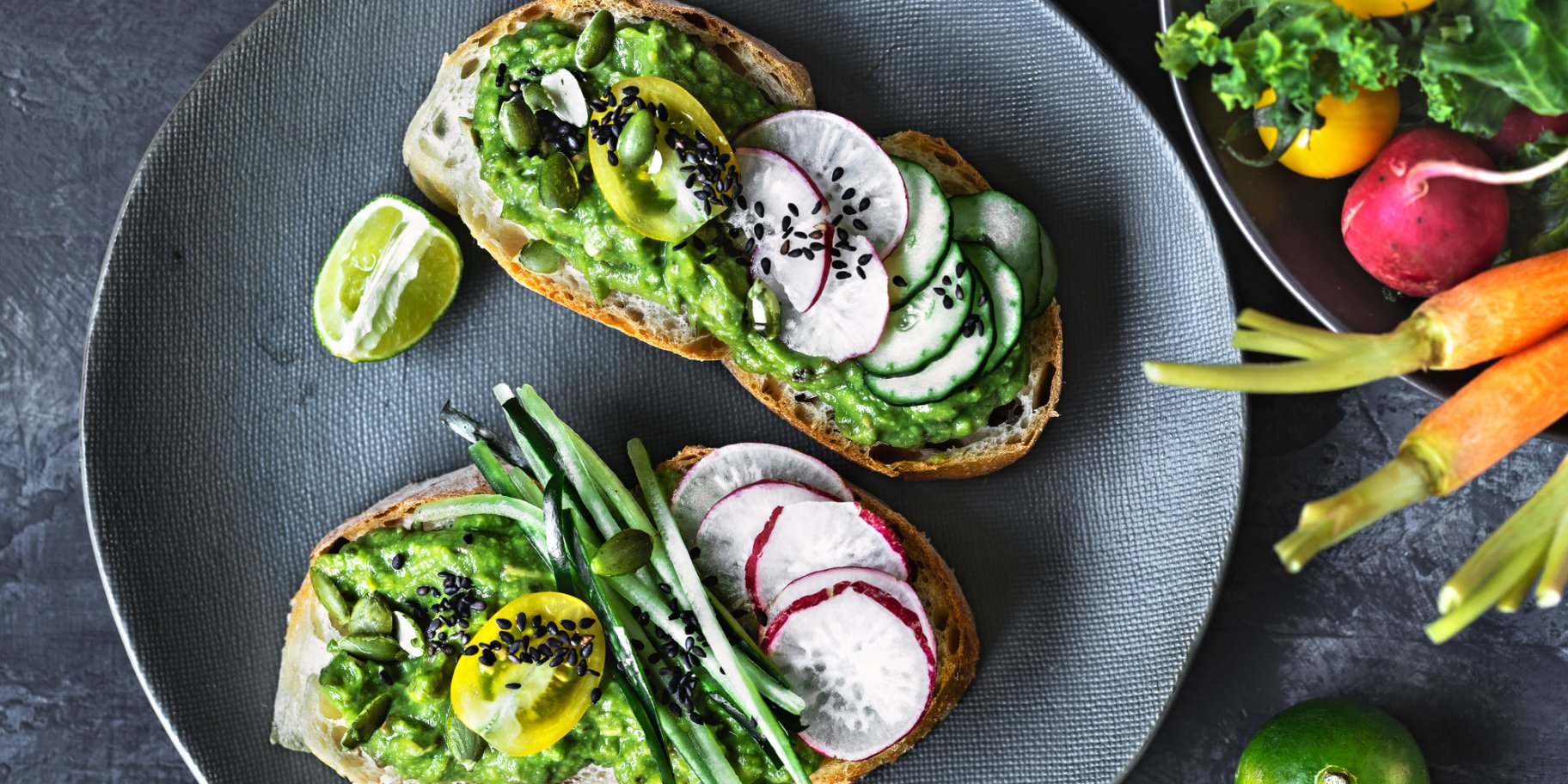 Тост с измельченным авокадо и слайсами редиса