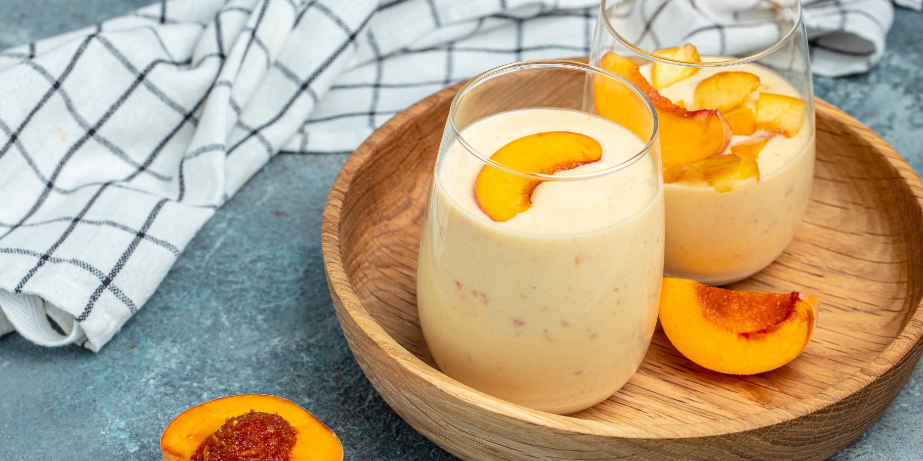 Заморожений десерт із бананами та персиками