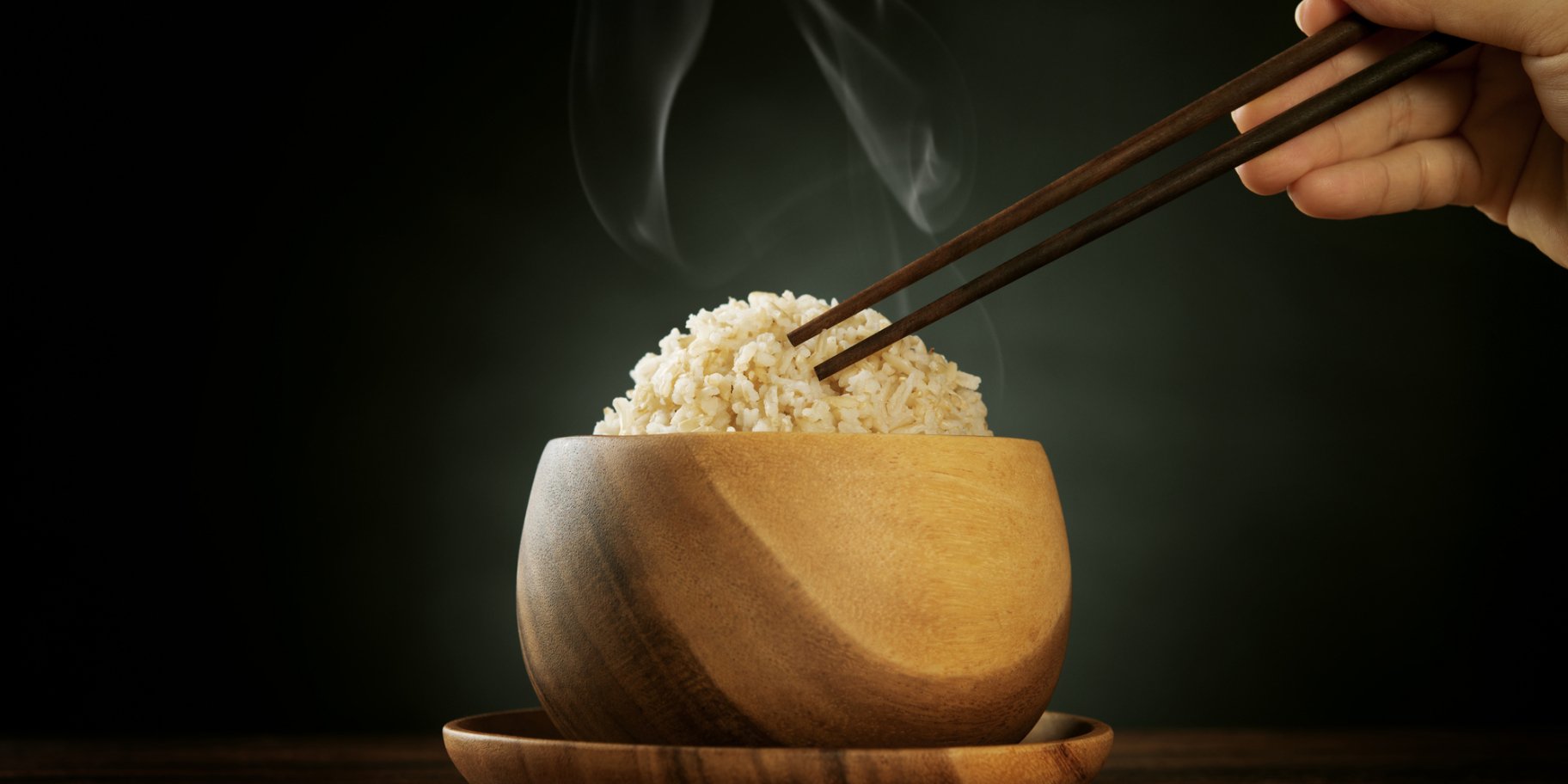 Рис у деревʼяній мисці