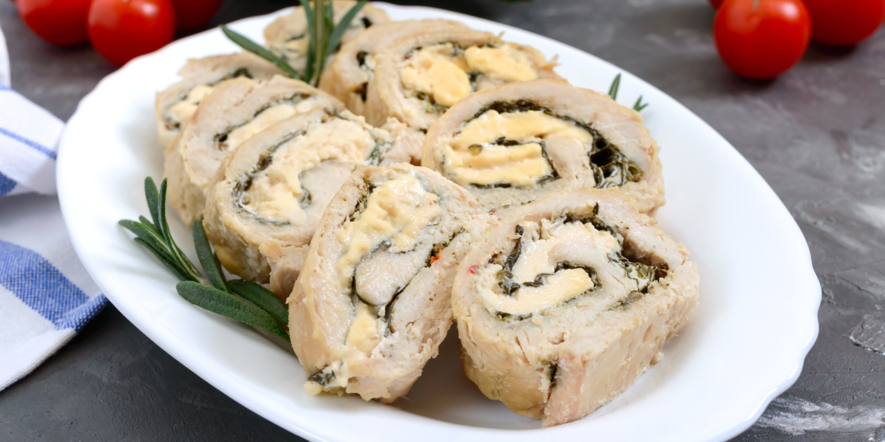 Рулет из индейки с черносливом — нежное мясное блюдо к праздничному столу