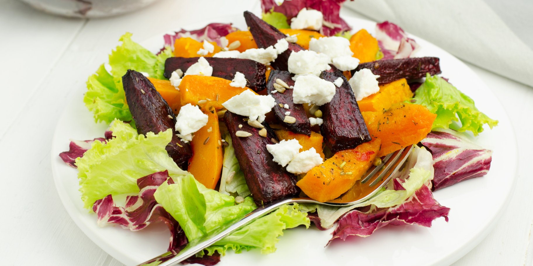 Теплий салат з гарбузом, буряком і бринзою