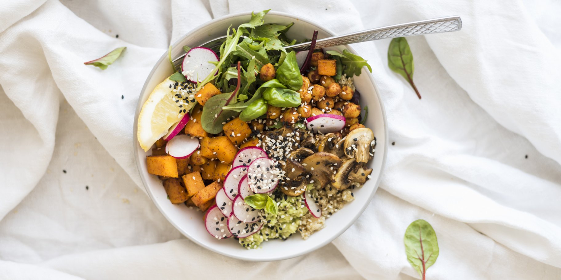 Рис, батат, овочі в мисці