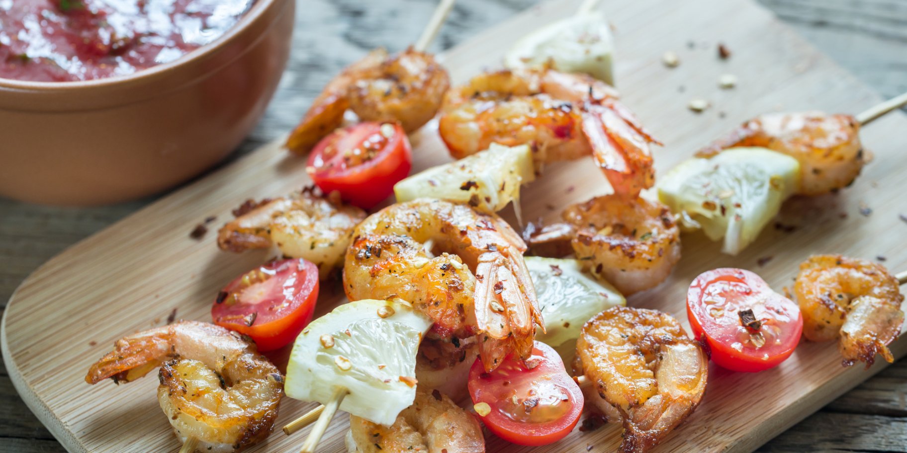 Шашлыки из креветок и помидоров