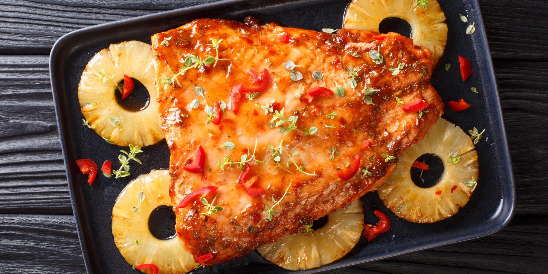 Риба з ананасами