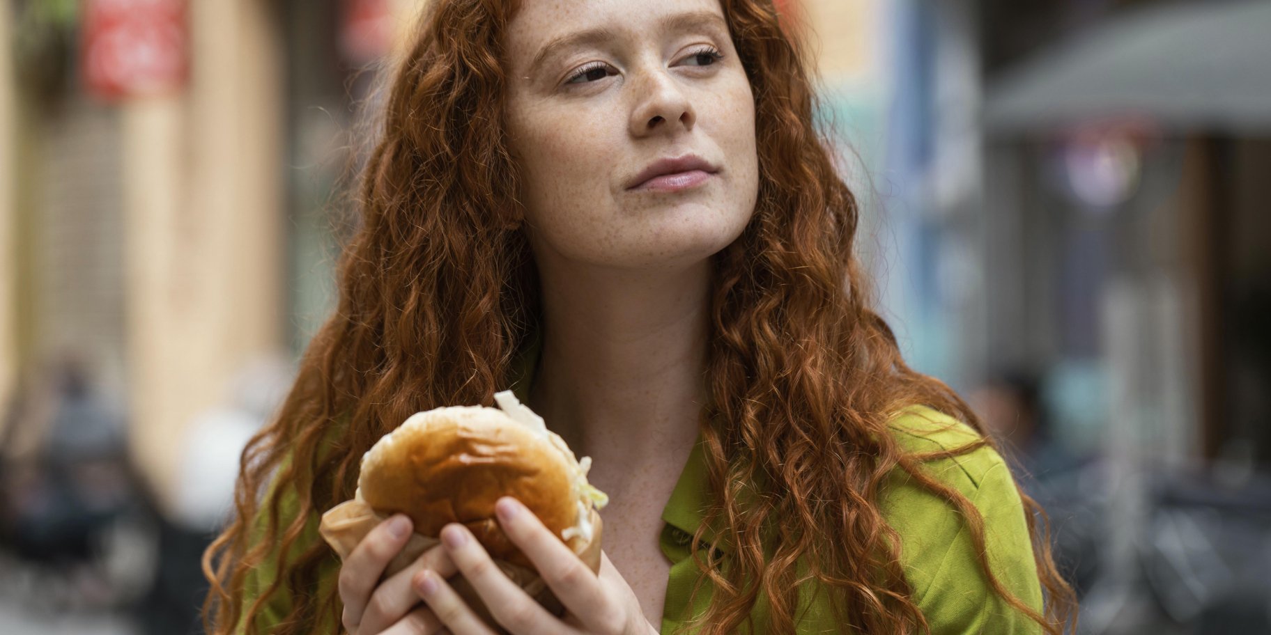 Девушка ест бургер