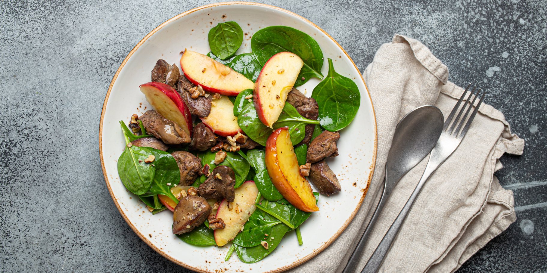 Салат з печінкою і яблуками