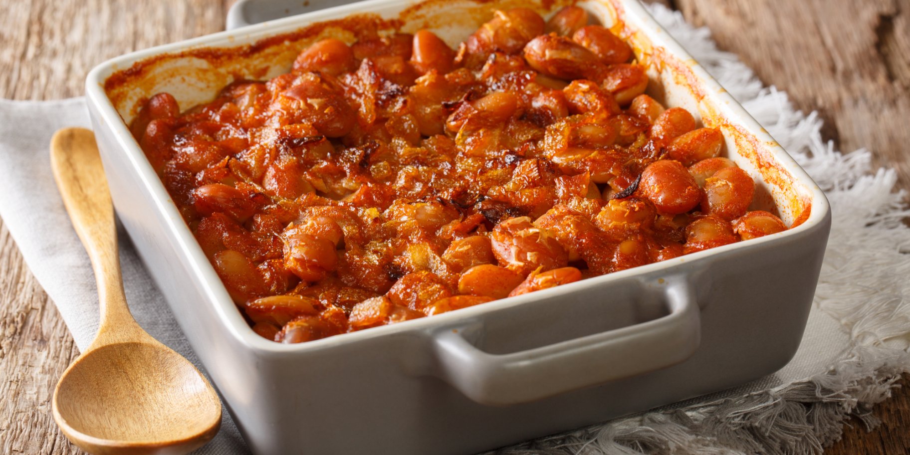 Запечена квасоля в томатному соусі