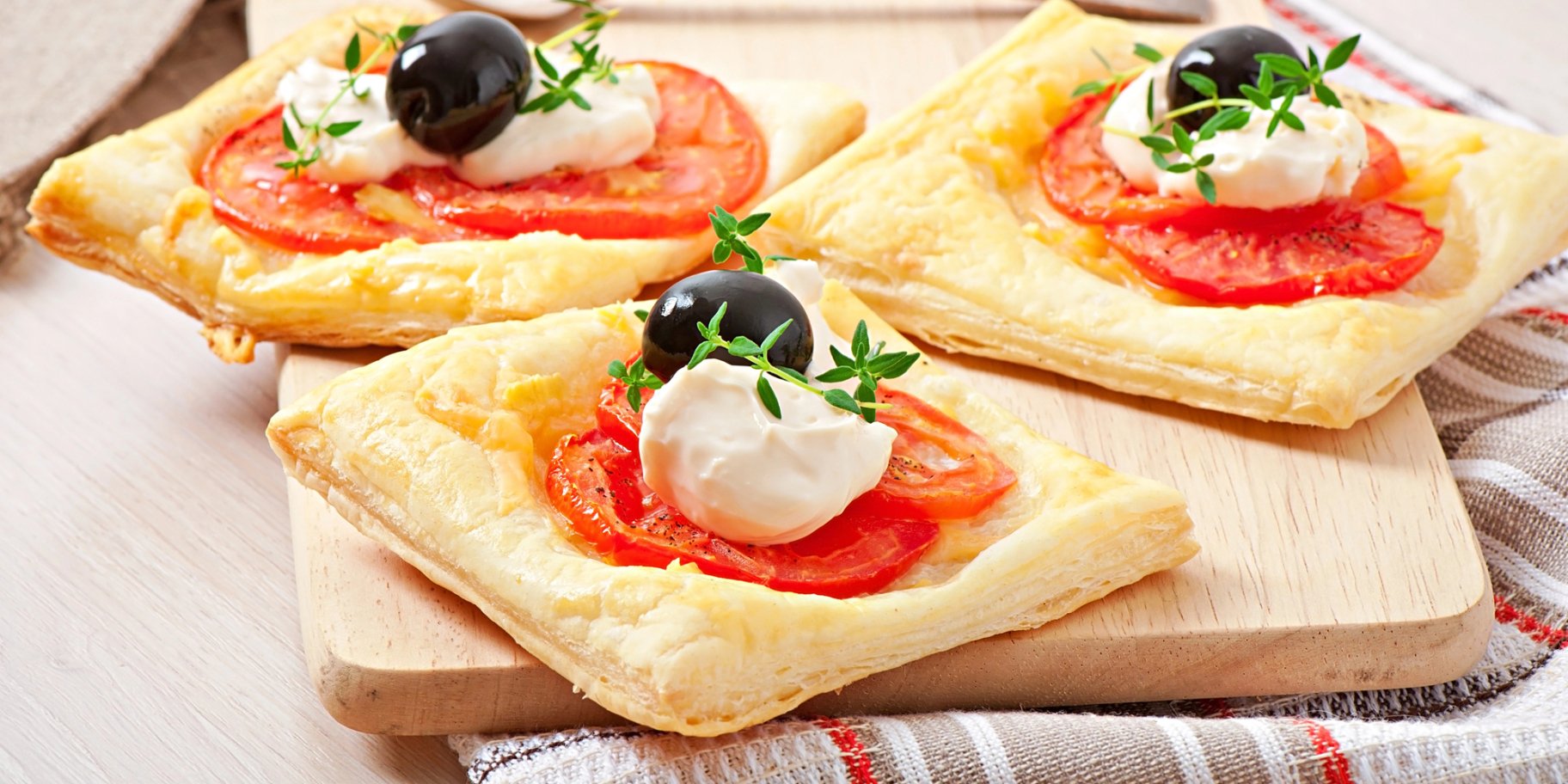 Слойка "Капрезе" з томатами