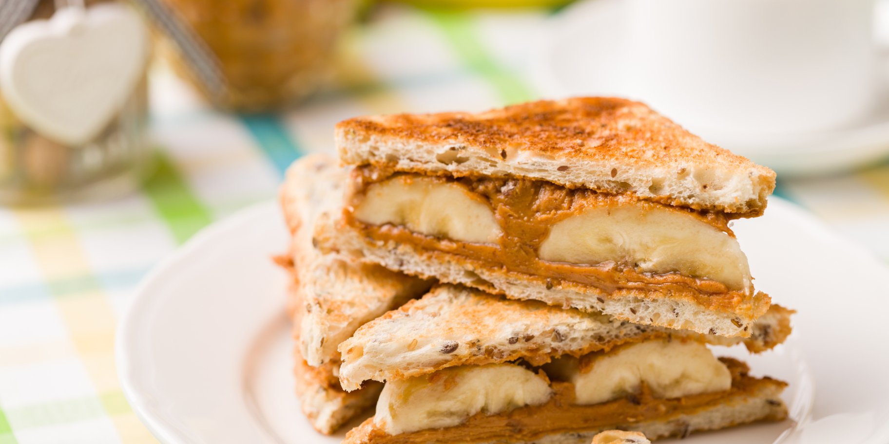 тости з арахісової пастою і карамелізованими бананами