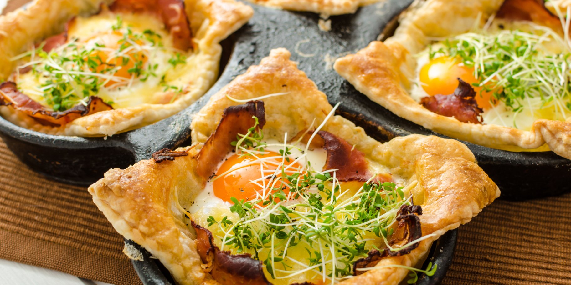 Слоеное тесто с яйцом и беконом