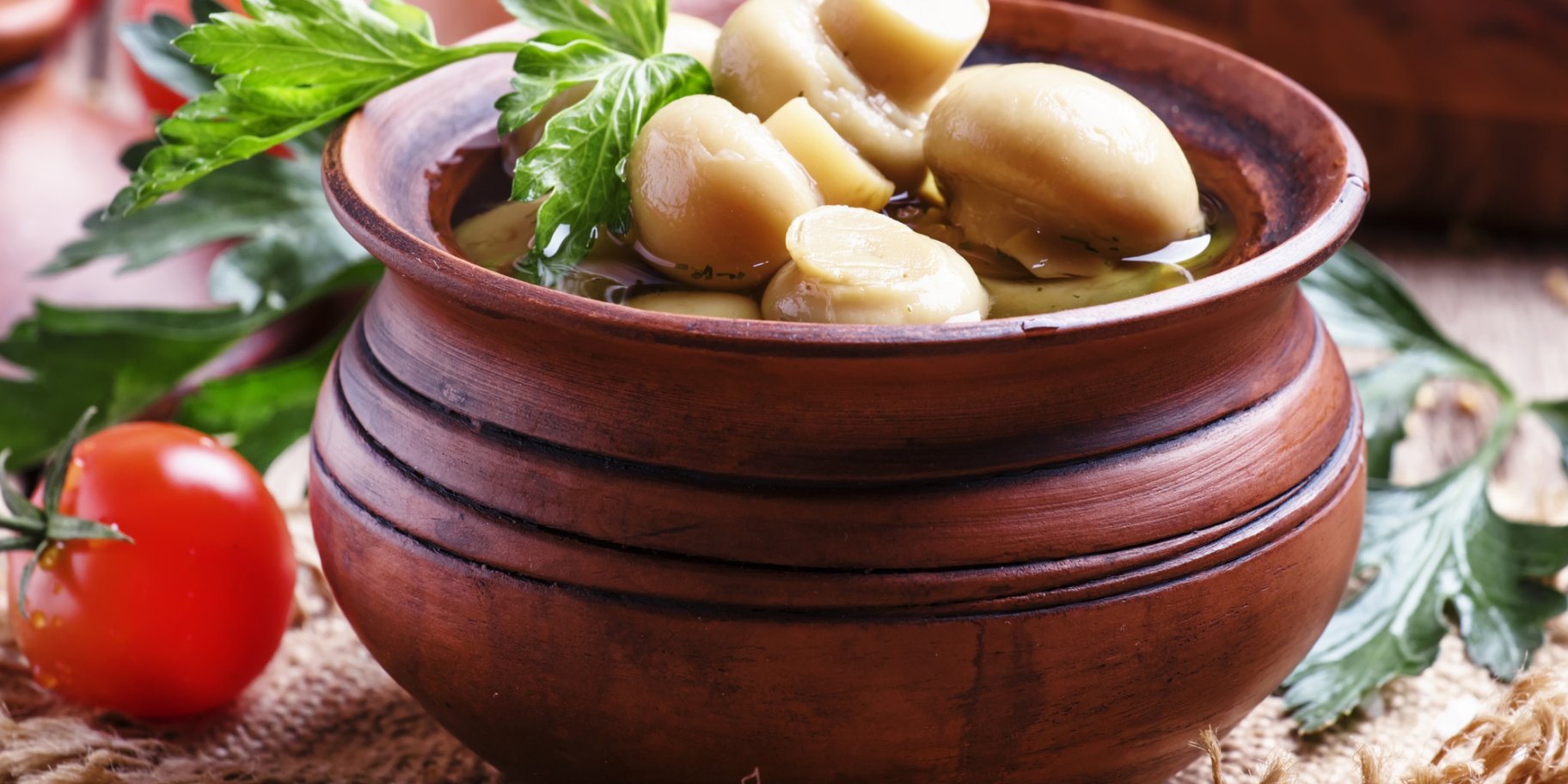 Мариновані гриби з зеленню