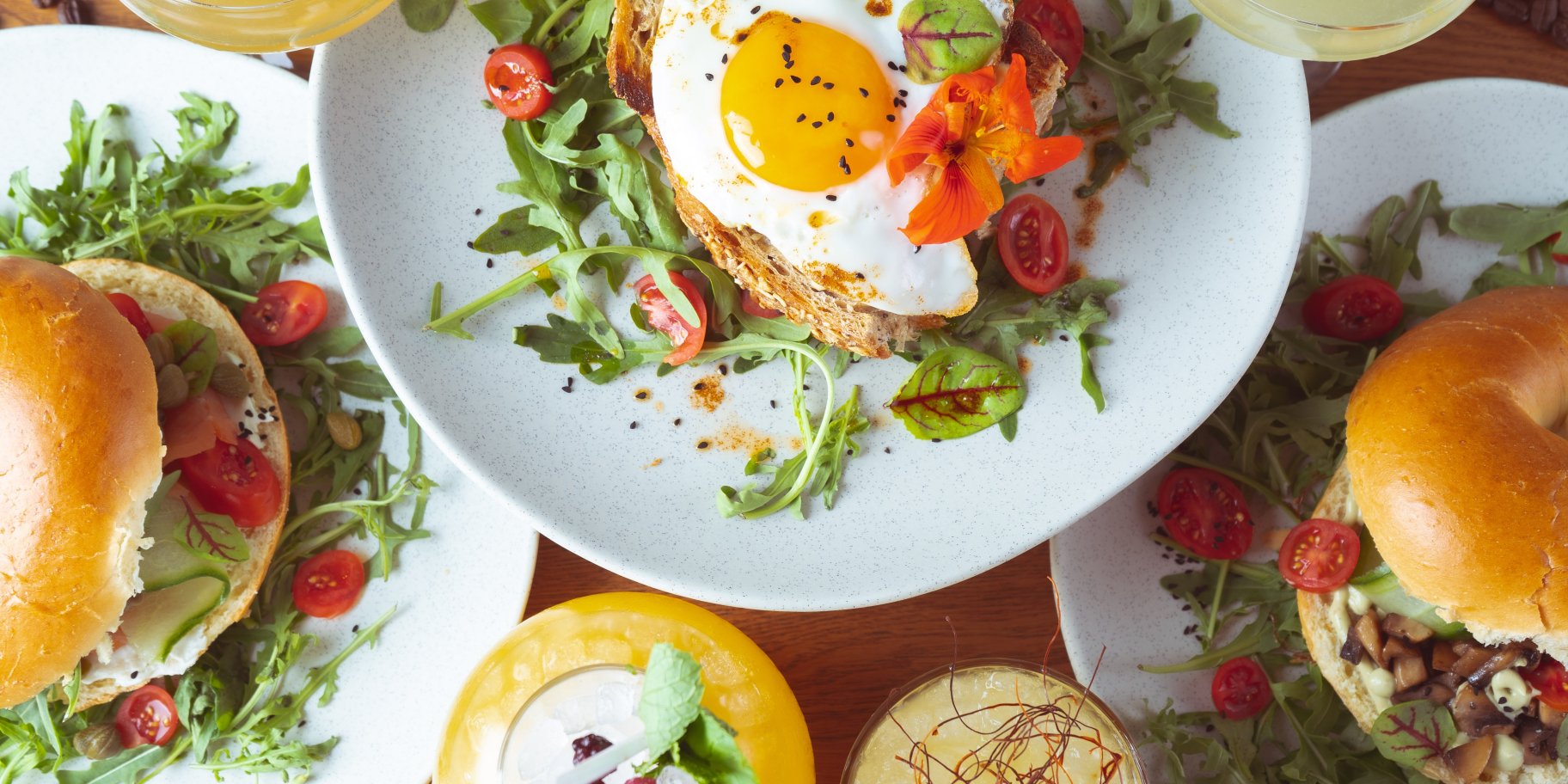 Яєчня і тост на сніданок