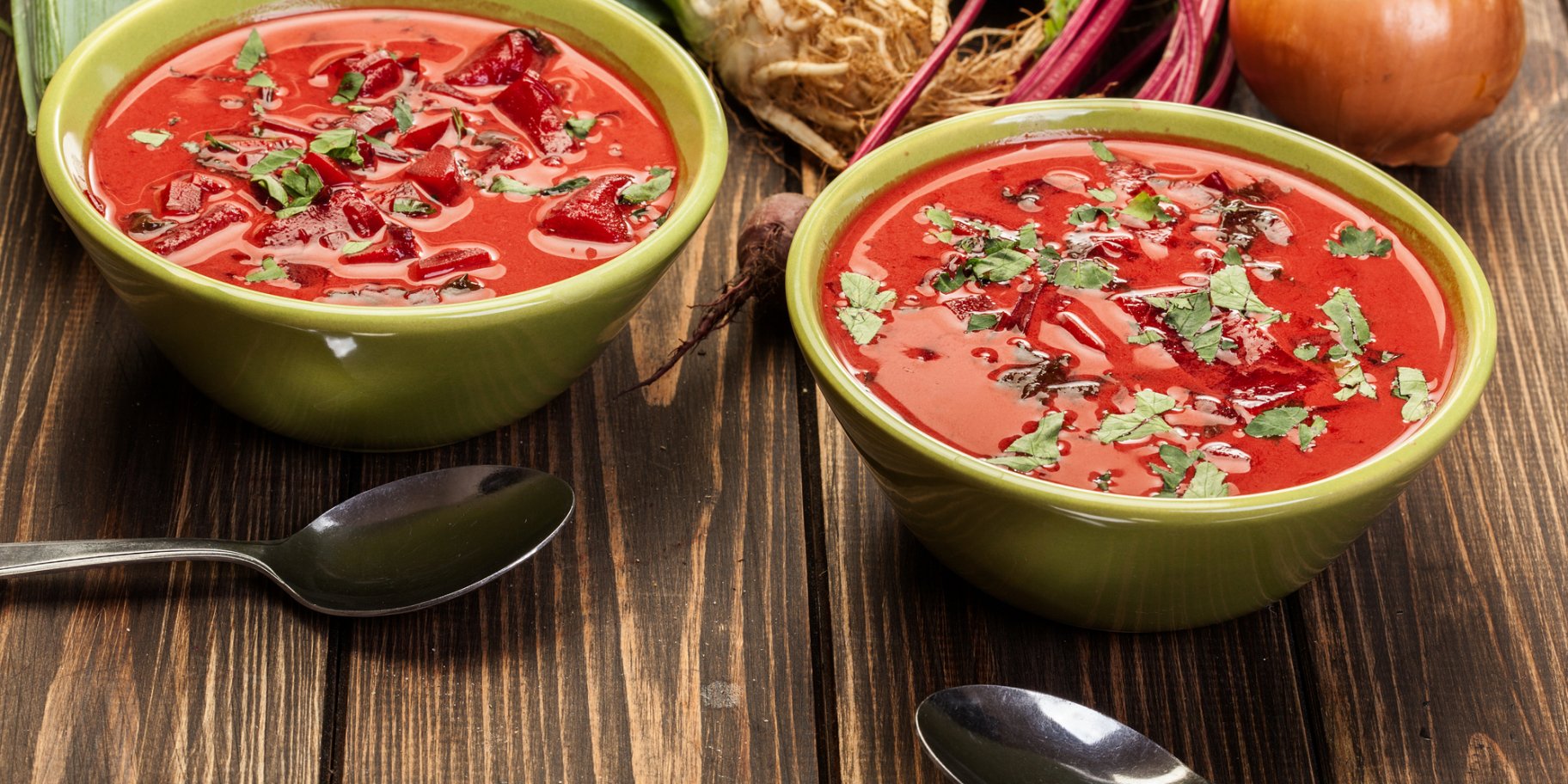 дві тарілки борщу