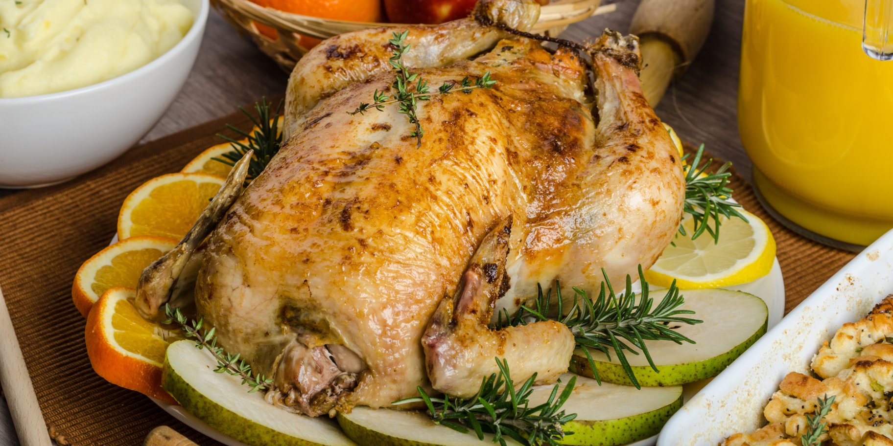 Фарширована курка з перловкою